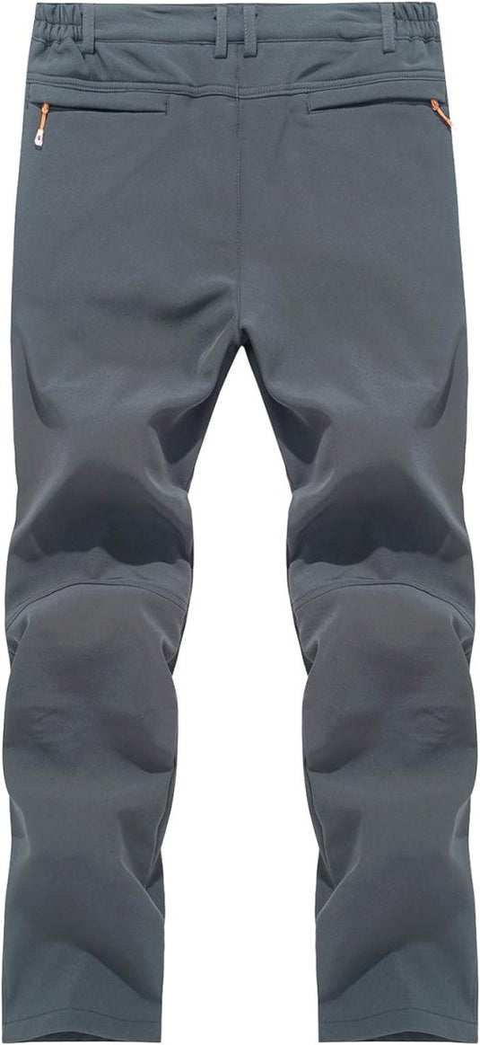 Grijze outdoorbroek met twee zakken met ritssluiting aan de voorkant en voorgevormde knieën op een witte achtergrond. De "Houd je warm en comfortabel in de koude met de heren wandel en skibroek!" is waterafstotend, winddicht en verlengbaar, perfect voor elk buitenavontuur.