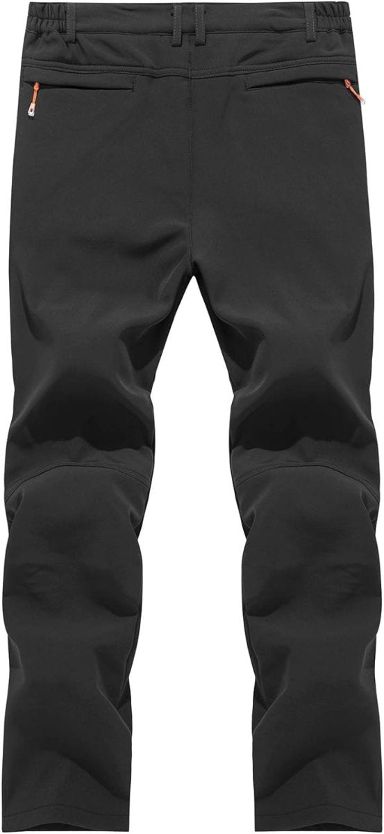 Laad afbeelding in Galerijviewer, Vooraanzicht van een zwarte outdoorbroek met voorgevormde knieën en zakken met ritssluiting. De &quot;Houd je warm en comfortabel in de koude met de heren wandel en skibroek&quot; is waterafstotend, winddicht en ademend, ideaal om de elementen te trotseren.
