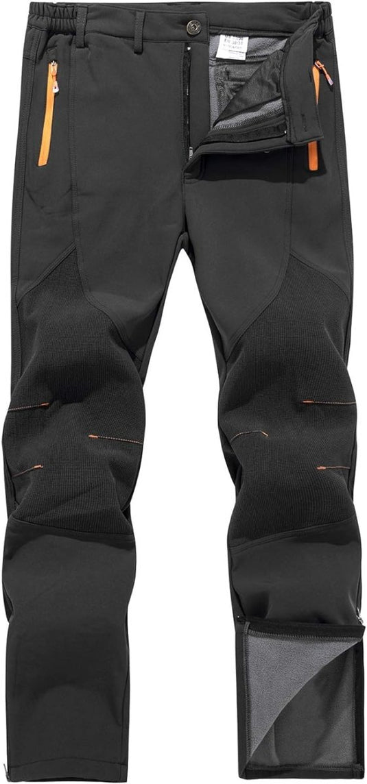 Zwarte cargobroek met oranje ritsen, meerdere zakken en verstevigde kniestukken - ideaal als "Houd je warm en comfortabel in de koude met de heren wandel en skibroek!" waterbestendige wandel- en skibroek.