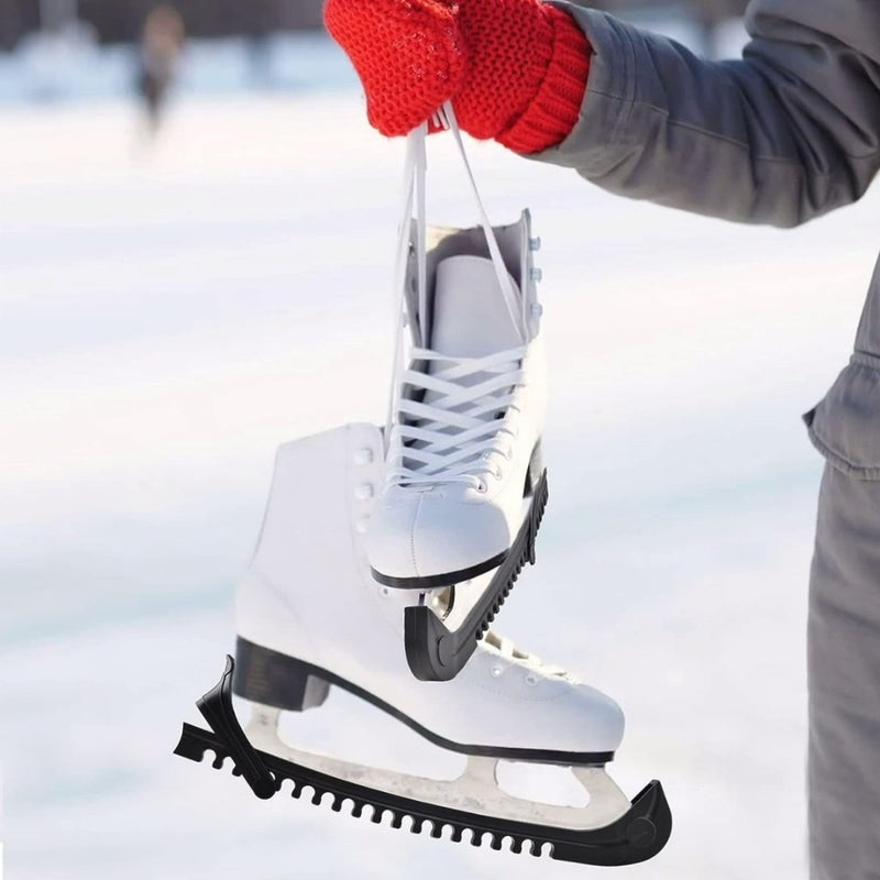 Laad afbeelding in Galerijviewer, Een persoon met rode handschoenen houdt witte schaatsen bij de veters vast tegen een besneeuwde achtergrond. De schaatsen zijn voorzien van &quot;Schaatsbeschermers: houd je schaatsen in topconditie&quot; voor verbeterde slijtagebescherming, waardoor duurzaamheid op ijzig terrein wordt gegarandeerd.
