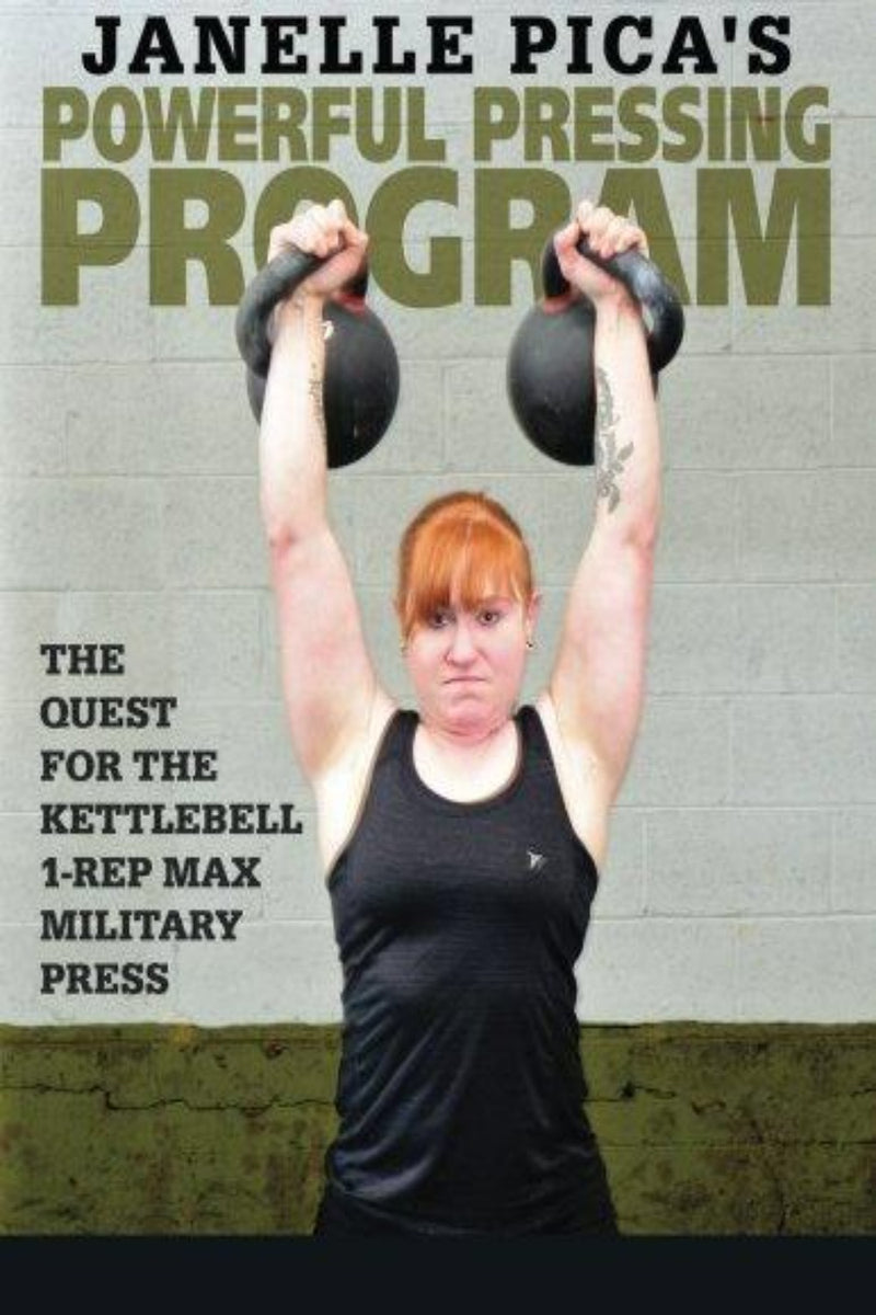 Laad afbeelding in Galerijviewer, Een persoon tilt twee kettlebells op de cover van &quot;Janelle Pica&#39;s Powerful Pressing Program&quot;, waarbij de nadruk ligt op krachttraining en het bereiken van een 1-rep max military press.
