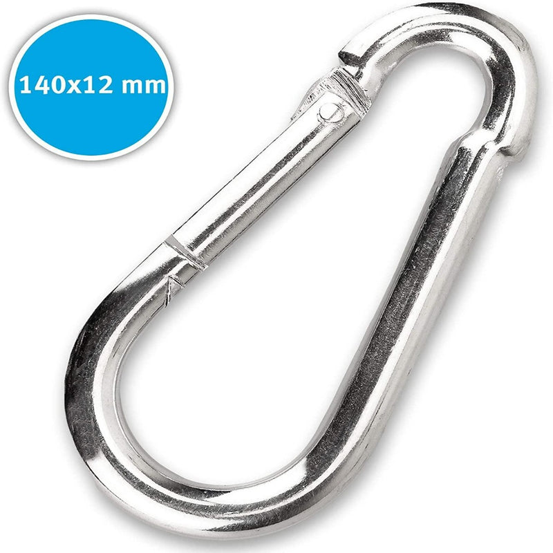 Load image into Gallery viewer, Een zilveren metalen karabijnhaakclip met een gesloten poort wordt getoond naast een blauwe cirkel met afmetingen 140x12 mm. Ideaal voor veelzijdig gebruik, dit robuuste accessoire zorgt voor betrouwbaarheid bij elk avontuur of elke taak. Ontdek de kracht en veelzijdigheid van onze verchroomde karabijnhaken!.
