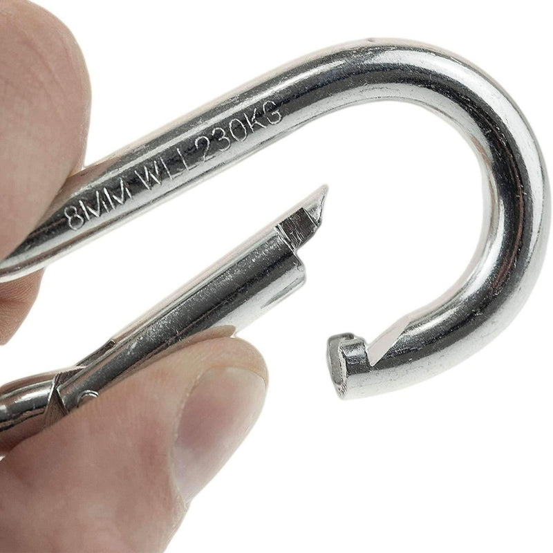 Load image into Gallery viewer, Een close-up van een hand die een gegraveerde &quot;8MM WLL 230KG&quot; verchroomde karabijnhaak vasthoudt, toont het enigszins open bevestigingsmechanisme. Perfect voor veelzijdig gebruik, dit product combineert kracht en bruikbaarheid moeiteloos. Ontdek de kracht en veelzijdigheid van onze verchroomde karabijnhaken!.
