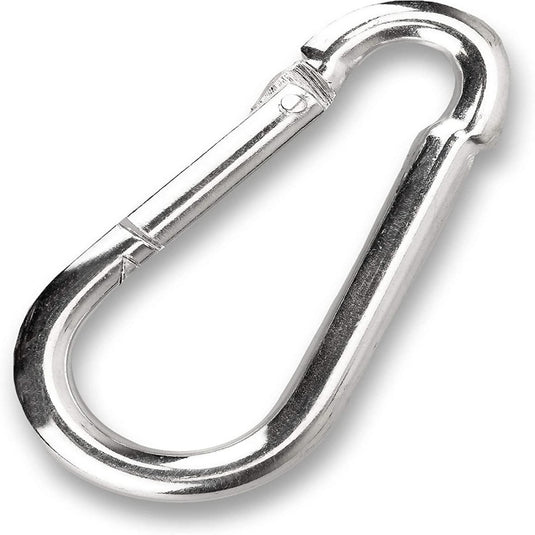 Een glanzende zilveren metalen karabijnhaak met een eenvoudig klikmechanisme, perfect voor veelzijdig gebruik, is tegen een effen achtergrond te zien in ons product "Ontdek de kracht en veelzijdigheid van onze verchroomde karabijnhaken!.