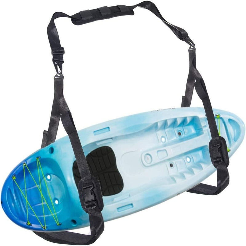 Load image into Gallery viewer, De &quot;Draagriem voor kajak surfplank: Eenvoudig en comfortabel&quot; bestaat uit een blauwe kajak met zwarte voetsteunen en groene bungee-koorden aan de voorkant, plus een zwarte draagriem voor eenvoudig dragen - de perfecte watersportuitrusting voor avontuurlijke tochten.
