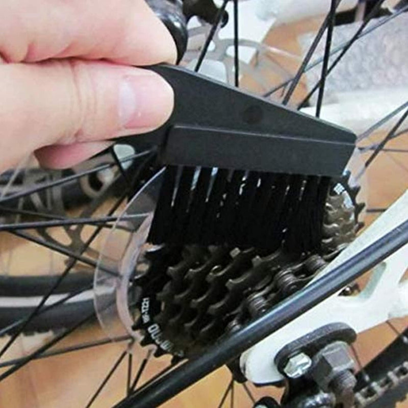 Load image into Gallery viewer, Met behulp van de professionele fietsketting reinigingsset reinigt een hand vakkundig de fietsversnellingen.
