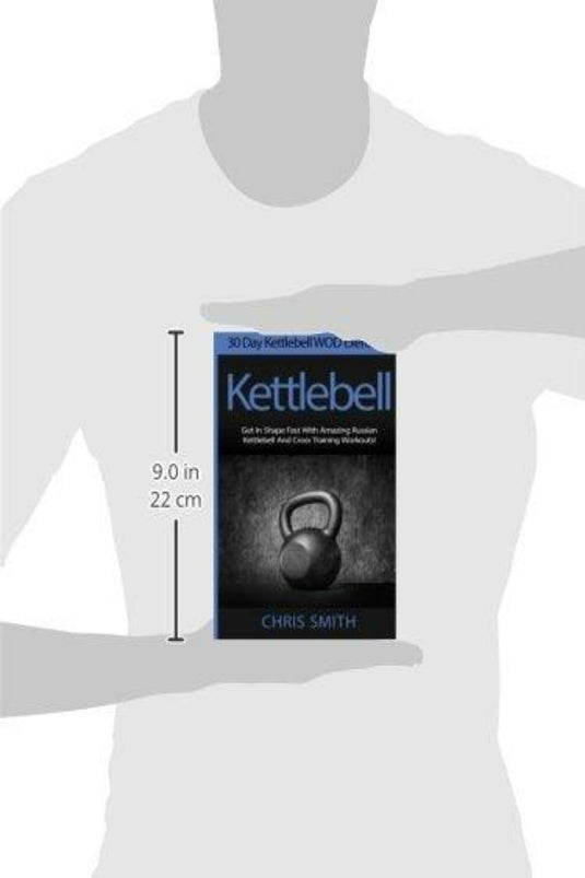 Een persoon houdt "Kettlebell - Chris Smith: 30 Day Kettlebell WOD Exercises!" vast met een kettlebell op de cover, essentieel voor Cross Fit. Het boek is 9" x 6" (22 cm x 15 cm).