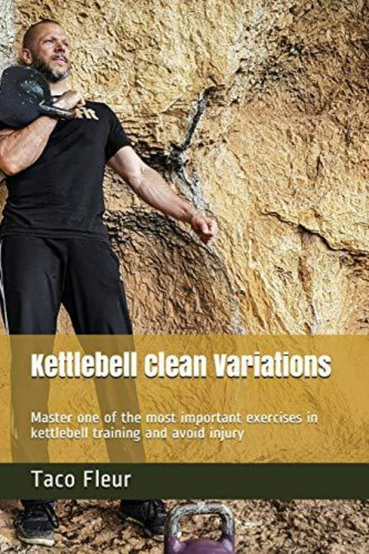Een man demonstreert een kettlebell clean op rotsachtig terrein met de tekst 