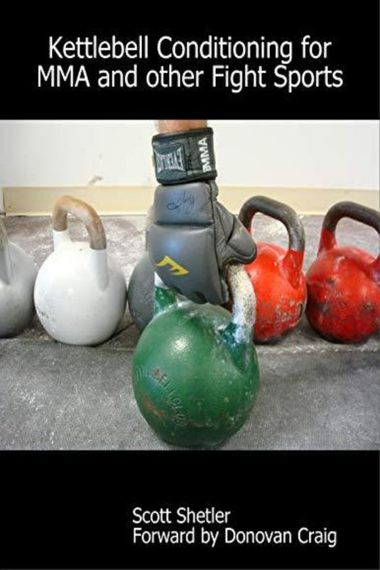 Een paar gehandschoende handen tillen een groene kettlebell op tussen anderen. De cover van het boek, 