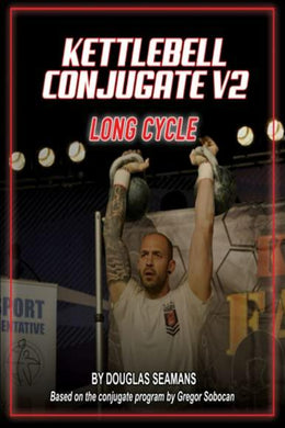 Een man tilt twee kettlebells op het podium met de tekst 