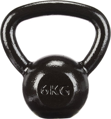 De Kettlebell: de ultieme fitnesstool voor iedereen is een zwarte gietijzer kettlebell van 6 kg met een gladde afwerking en breed handvat, ideaal voor weerstandstrainingsoefeningen.