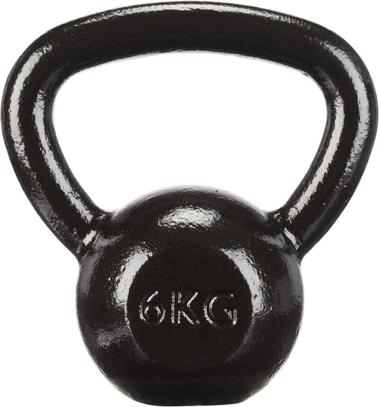 De Kettlebell: de ultieme fitnesstool voor iedereen is een zwarte gietijzer kettlebell van 6 kg met een gladde afwerking en breed handvat, ideaal voor weerstandstrainingsoefeningen.