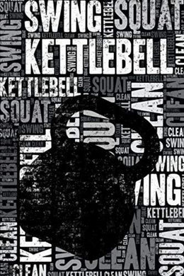 Het Kettlebell Journal toont een zwart kettlebell-silhouet op een zwarte achtergrond met een textuur en herhaalde witte tekst, waaronder 'Kettlebell', 'Swing', 'Squat' en 'Clean'. Ideaal voor beoefenaars en instructeurs.