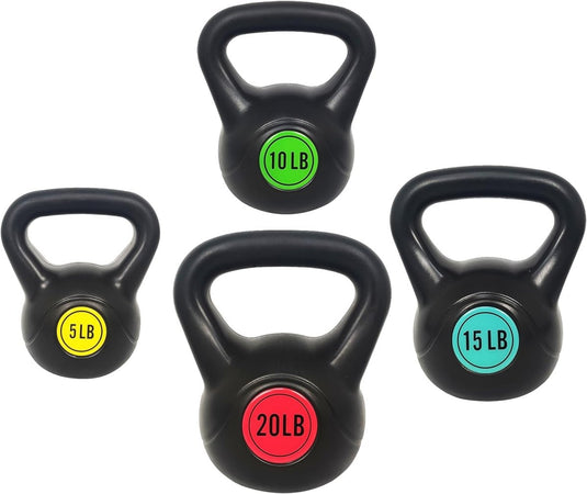 De Kettlebell-set: alles wat je nodig hebt voor een complete lichaamstraining bevat vier zwarte kettlebells met gekleurde labels – geel (5 lb), groen (10 lb), blauw (15 lb) en rood (20 lb) – allemaal gecoat in hoogwaardig vinyl voor duurzaamheid en grip.