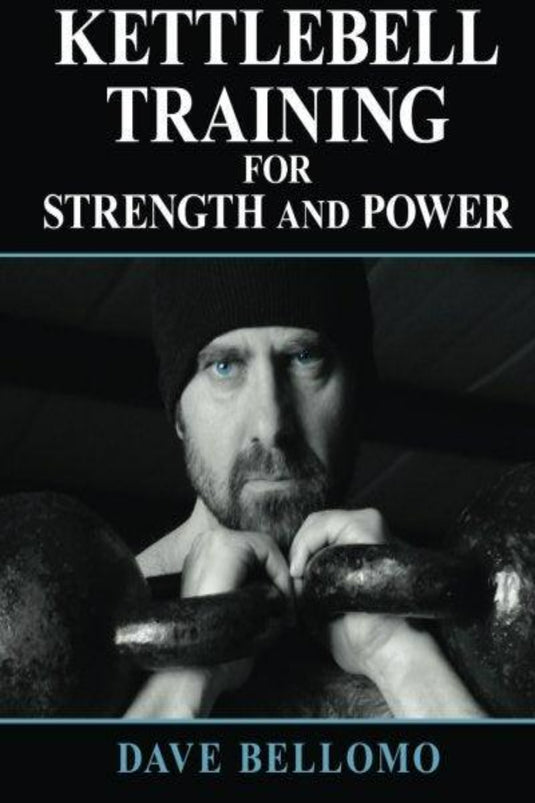 Een man met een muts op houdt een kettlebell bij zijn gezicht met daarboven de tekst 