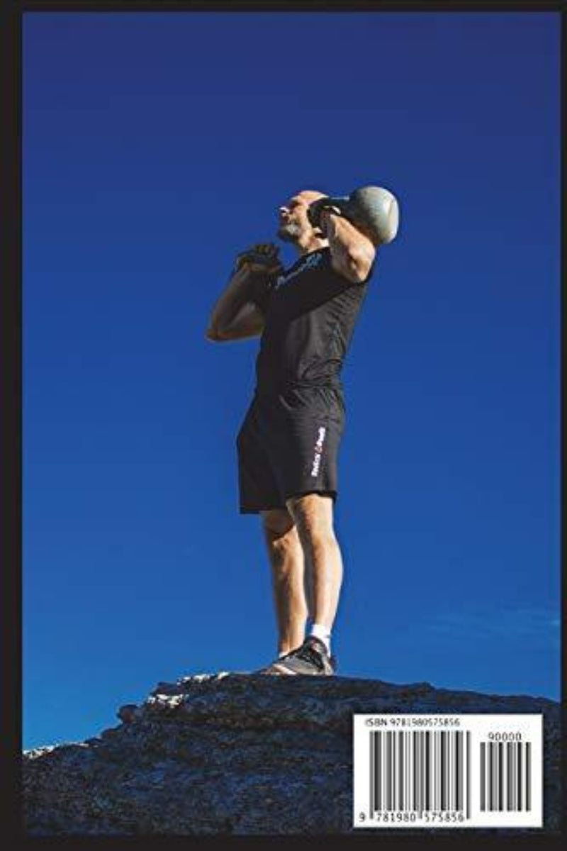 Load image into Gallery viewer, Een man staat triomfantelijk op een rotspunt en laat de kracht zien die hij heeft opgedaan tijdens &quot;Kettlebell Workouts and Challenges 1.0&quot;. Het gewicht rust zelfverzekerd op zijn schouder onder een helderblauwe lucht.
