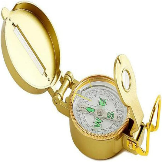 De Betrouwbaar draagbare lensatische kompas in goud heeft een open deksel dat kardinale richtingen onthult, een ronde basis, een vizierlens en een opvouwbaar deksel met een binnenliniaal voor nauwkeurige navigatie.