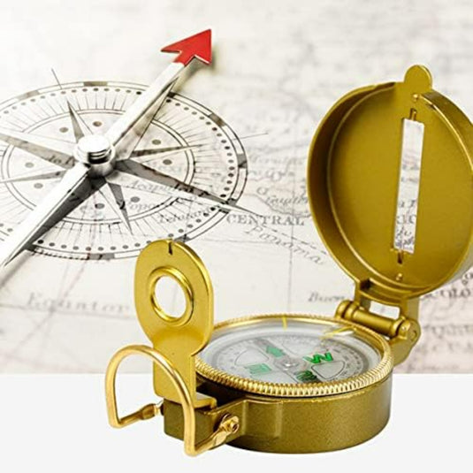 Een betrouwbare handheld lensatische kompas ligt open op een kaart met een kompasroos, met een rode pijl die naar het noorden wijst, perfect voor nauwkeurige navigatie in oriëntatiewedstrijden.