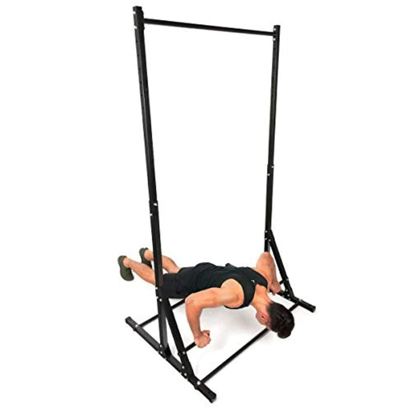 Laad afbeelding in Galerijviewer, Een persoon voert een push-up uit met behulp van het Pull up en dip station - De ultieme krachttraining voor thuis, dat een optrekstangbevestiging bevat en ideaal is voor een complete krachttrainingssessie.
