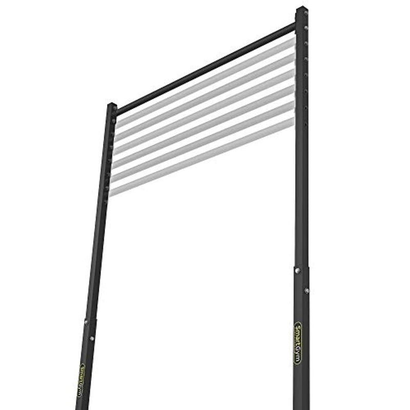 Laad afbeelding in Galerijviewer, Een zwart verticaal springtoestel met verstelbare witte staven, perfect voor het meten van de spronghoogte, is ook een uitgebreid krachttrainingshulpmiddel vergelijkbaar met het &quot;Pull up en dip station - De ultieme krachttraining voor thuis&quot;.

