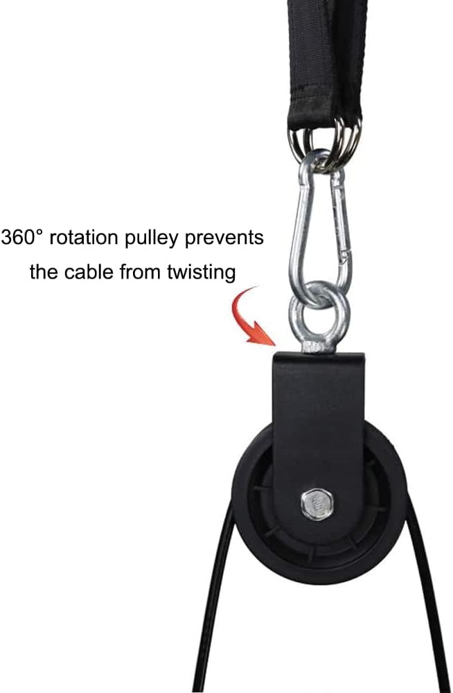 Laad afbeelding in Galerijviewer, Een katrol met een karabijnhaak, stoffen band en een 360° rotatiemechanisme om te voorkomen dat de kabel verdraait, is afgebeeld, gemarkeerd met een rode pijl. Ideaal voor het &quot;Ontdek het ultieme katrol systeem voor spierversteviging en krachttraining!&quot; om je totale lichaamstraining te boosten.
