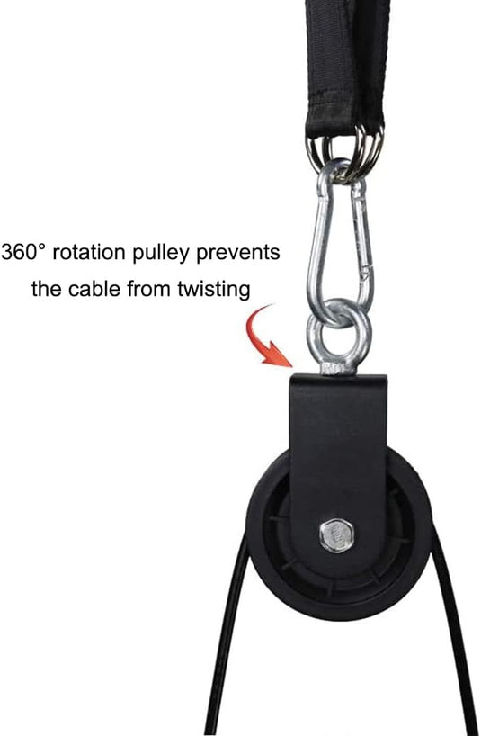 Een katrol met een karabijnhaak, stoffen band en een 360° rotatiemechanisme om te voorkomen dat de kabel verdraait, is afgebeeld, gemarkeerd met een rode pijl. Ideaal voor het "Ontdek het ultieme katrol systeem voor spierversteviging en krachttraining!" om je totale lichaamstraining te boosten.
