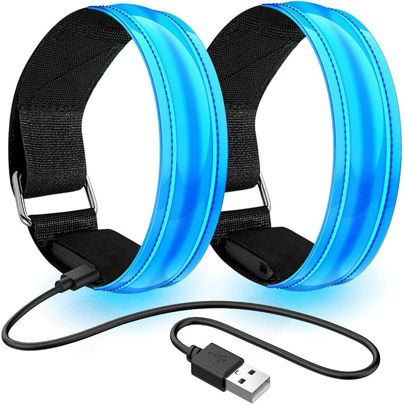 Load image into Gallery viewer, Twee blauwe LED-verlichtingsarmbanden met verstelbare zwarte banden en een USB-oplaadkabel, ideaal voor het product &quot;Oplaadbare hardloop verlichting: blijf veilig en zichtbaar in het donker&quot;, waardoor de veiligheid tijdens het hardlopen wordt gegarandeerd.
