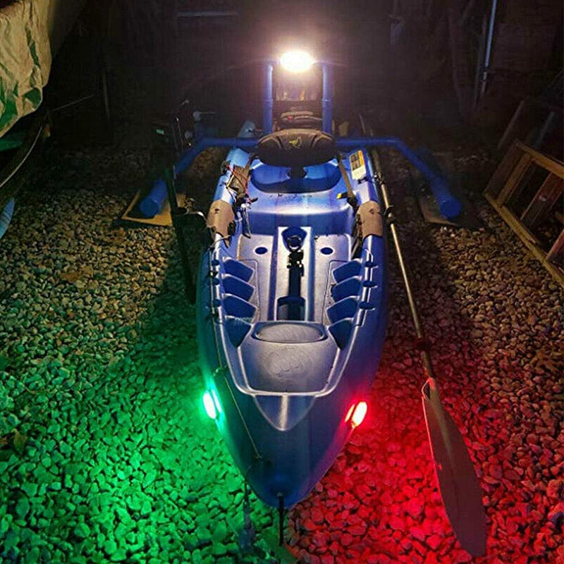 Load image into Gallery viewer, Onder fel licht wordt op binnenstenen een blauwe kajak met aan weerszijden &quot;LED-bootverlichting: zorg voor veiligheid op het water&quot; in rood en groen weergegeven.
