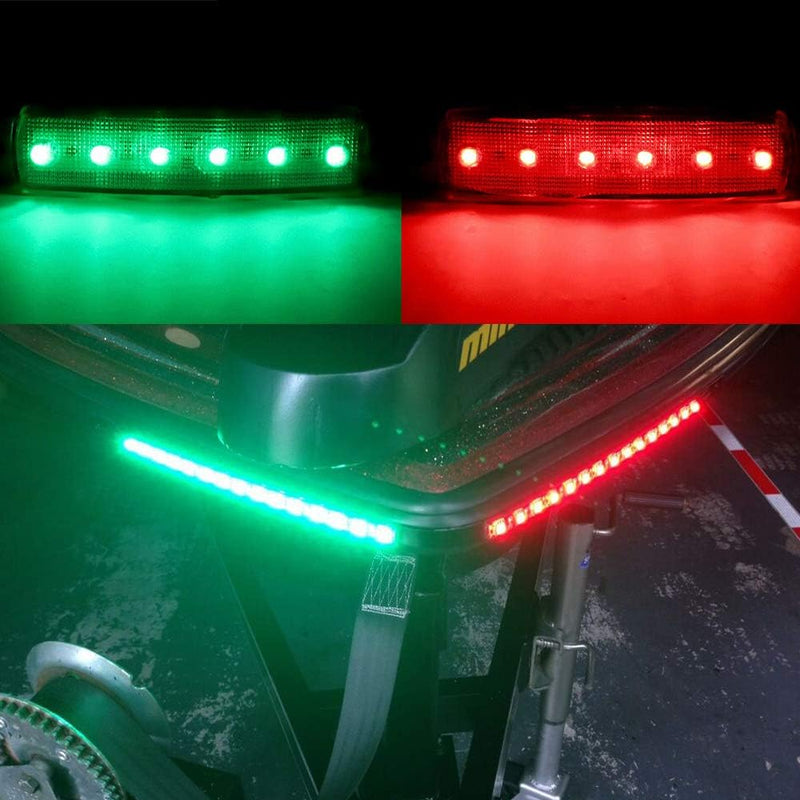 Load image into Gallery viewer, Twee afbeeldingen van de LED-bootverlichting: groen licht links en rood rechts. De onderste afbeelding toont beide gemonteerd op de boeg van een boot, wat zorgt voor veiligheid op het water.
