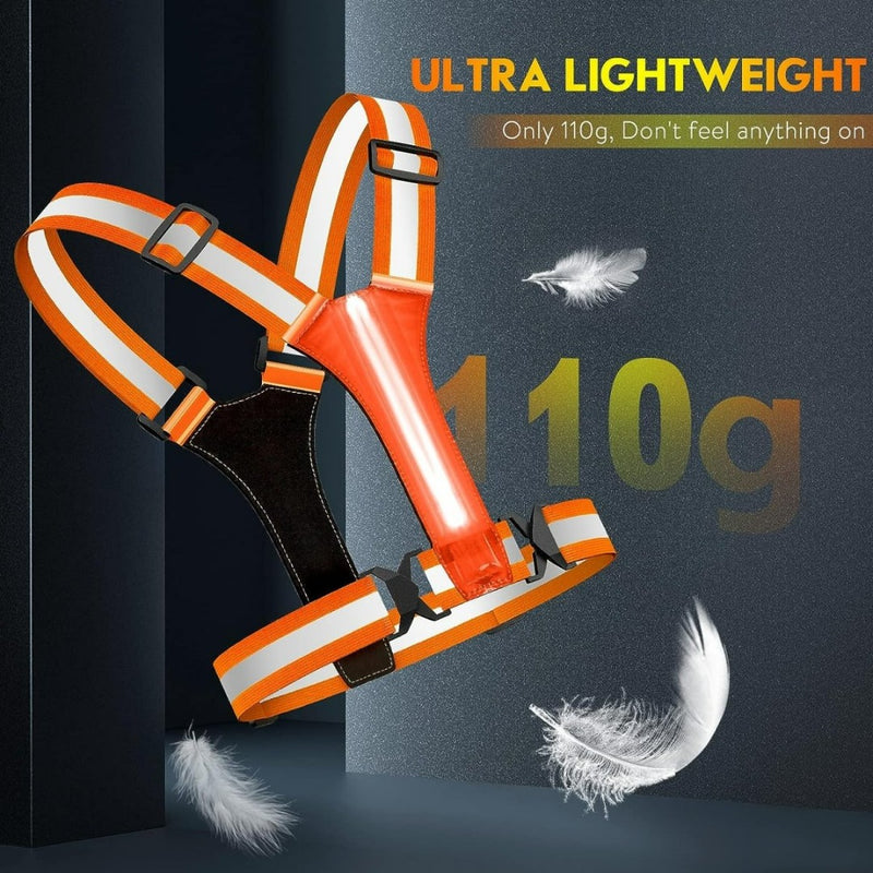 Laad afbeelding in Galerijviewer, Het LED-reflecterend hardloopvest is een oranje/wit lichtgewicht harnas met krachtige LED-verlichting, een reflecterende strip voor 360 graden reflectie, gemerkt &quot;110g&quot;, en zwevende veren in de buurt om het lichtheid te benadrukken.
