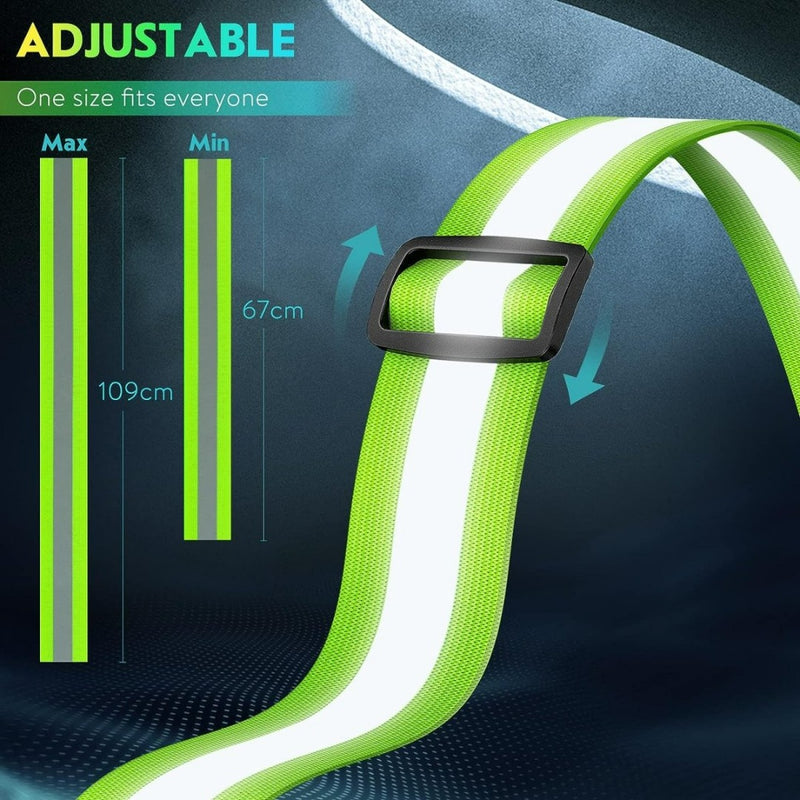Laad afbeelding in Galerijviewer, Groen LED-reflecterend hardloopvest met een verstelbare band, reflecterende witte streep en zwarte gesp. Lengte: 67cm tot 109cm. Voorzien van &quot;ADJUSTABLE&quot; en &quot;One size fits everyone&quot; tekst op een donkere achtergrond. Biedt 360 graden reflectie voor verhoogde zichtbaarheid en veiligheid tijdens het hardlopen.
