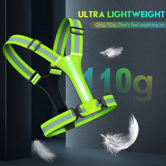 Het LED-reflecterend hardloopvest zorgt voor zichtbaarheid en veiligheid met krachtige LED-verlichting, een lichtgewicht 110g ontwerp en 360 graden reflectie. Verticaal weergegeven, heeft het neongroene highlights met zwevende witte veren op een donkere achtergrond.