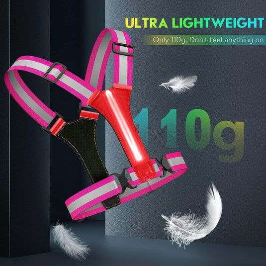Het LED-reflecterende hardloopvest in felroze, met grijze strepen, weegt 110 gram. Het beschikt over 360 graden reflectie en krachtige LED-verlichting voor beter zicht tijdens nachtelijke runs. Veren benadrukken de lichtheid ervan.