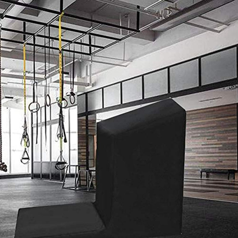 Laad afbeelding in Galerijviewer, De overdekte fitnessruimte is voorzien van hangende fitnessapparatuur boven een grote zwarte mat, met wanden van hout en glaspanelen die de Oxford-materiaal inrichting complementeren. De zichtbare kanalen en plafondverlichting versterken de moderne stijl en zorgen voor duurzaamheid, net als Bescherm je investering met onze duurzame loopband hoes.

