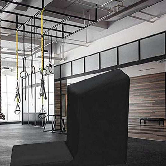 De overdekte fitnessruimte is voorzien van hangende fitnessapparatuur boven een grote zwarte mat, met wanden van hout en glaspanelen die de Oxford-materiaal inrichting complementeren. De zichtbare kanalen en plafondverlichting versterken de moderne stijl en zorgen voor duurzaamheid, net als Bescherm je investering met onze duurzame loopband hoes.
