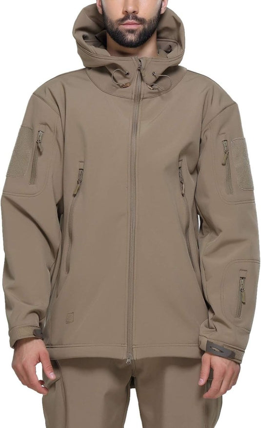 Persoon in een kaki Camouflage tactische heren softshell jas, compleet met meerdere ritsen en een capuchon.