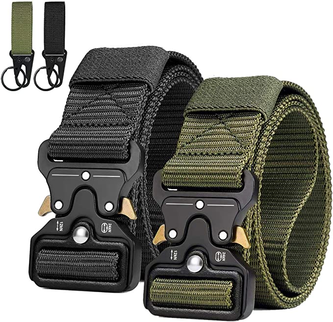 Laad afbeelding in Galerijviewer, De &quot;Tactische riem voor mannen: De ultieme riem voor avontuur en duurzaamheid&quot; bestaat uit twee 1000D nylon tactische riemen, een zwarte en een groene, met Cobra gespen. Inclusief twee sleutelhangers met karabijnhaken in de linkerbovenhoek.
