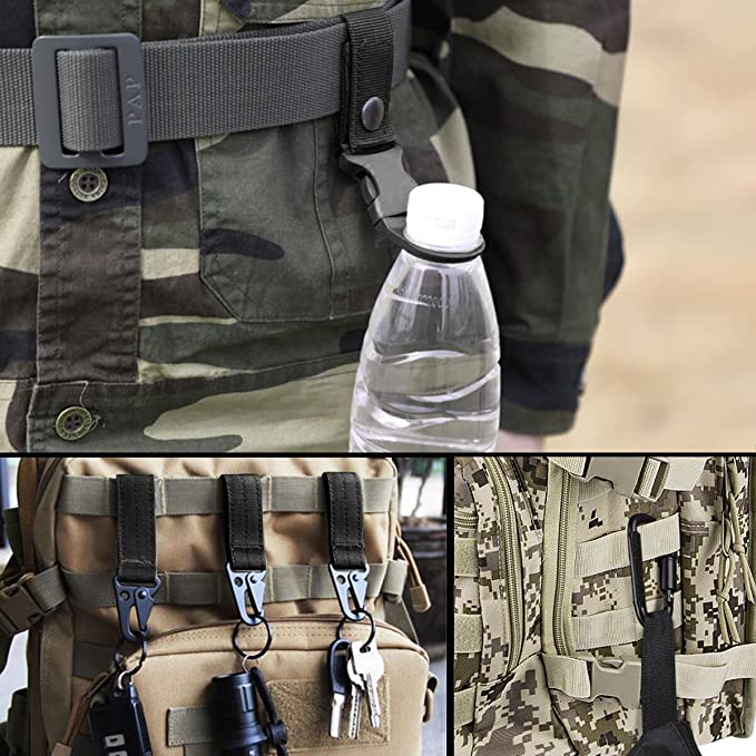 Laad afbeelding in Galerijviewer, Drie afbeeldingen tonen clips die zijn bevestigd aan rugzakken in militaire stijl en aan een tactische riem, waarmee essentiële zaken zoals een waterfles, zaklamp en sleutels veilig kunnen worden vastgehouden. Gemaakt van duurzaam 1000D nylon met een stevige Cobra gesp voor verbeterde sterkte. Presenteren: Tactische riem voor mannen—De ultieme riem voor avontuur en duurzaamheid.
