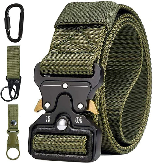 De "Tactische riem voor mannen: De ultieme riem voor avontuur en duurzaamheid" is groen, gemaakt van 1000D nylon en heeft een stevige metalen gesp gelijk met een Cobra gesp. Het bevat een karabijnhaak en twee afneembare lusjes voor sleutels of accessoires.