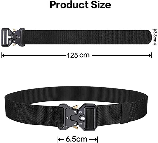 Zwarte verstelbare Tactische riem voor mannen met een stevige Cobra gesp, getoond in twee aanzichten. Gemaakt van duurzaam 1000D nylon, meet 125 cm lang, 3,8 cm breed en de gesp is 6,5 cm breed - ideaal voor degenen die op zoek zijn naar de ultieme riem voor avontuur en duurzaamheid.