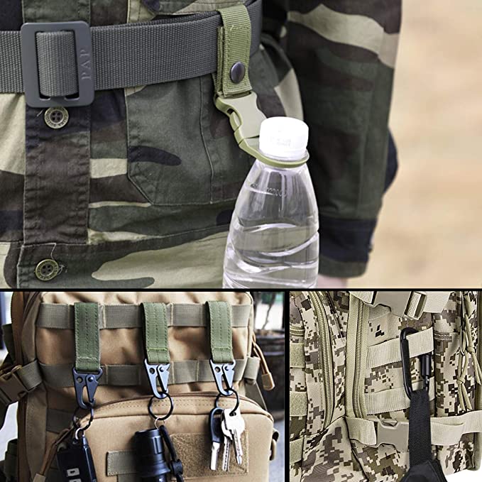Laad afbeelding in Galerijviewer, De Tactische riem voor mannen, gemaakt van duurzaam 1000D nylon in de kleur khaki, houdt een waterfles vast aan een camouflagejack, met soortgelijke clips om een zaklamp en sleutels aan een rugzak te bevestigen voor snelle toegang.
