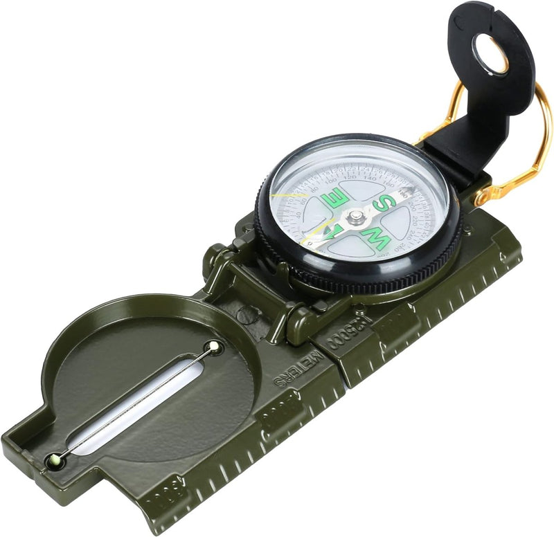 Load image into Gallery viewer, Het Marskompas, het onmisbare hulpmiddel voor avontuurlijke wandelaars, is een lichtgewicht groen kompas in militaire stijl met een duidelijk draaibare wijzerplaat en richtmechanisme, met een zijliniaal en een opvouwbare richtlens voor draagbare nauwkeurigheid.

