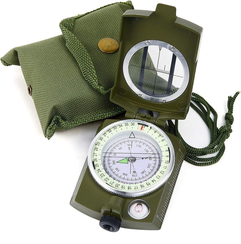 Laad afbeelding in Galerijviewer, Een groen militair marskompas: de ultieme gids voor buitenactiviteiten, met een ingebouwd niveau, wordt geopend en onthult de wijzerplaat en spiegel naast een bijpassend groen draagtasje. Deze robuuste tool garandeert een nauwkeurige oriëntatie op elk avontuur.
