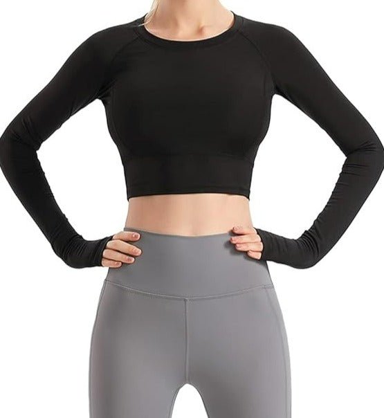 Laad afbeelding in Galerijviewer, Een persoon in een zwarte, naadloze dames fitness crop top en grijze, hoog getailleerde legging, gemaakt van versleten stof voor ultiem comfort, plaatst zelfverzekerd haar handen op haar heupen.
