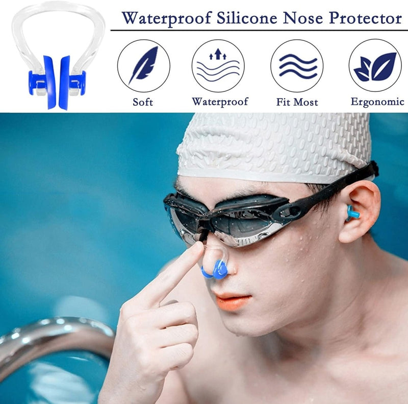 Load image into Gallery viewer, In een zwembad past iemand met een badmuts en een duikbril zijn blauwe siliconen neusclips aan. De afbeeldingtekst benadrukt de kenmerken: zacht, waterdicht, ergonomisch ontwerp dat de meeste past - perfect voor enthousiaste zwemsessies met Neusclips voor zwemmen: voorkom water in je neus.

