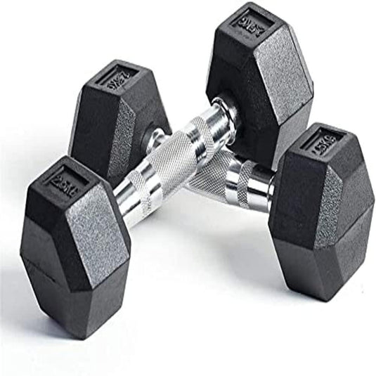 Twee hexagonale halters met milieuvriendelijke PVC-coating, zwarte rubberen uiteinden en metalen handgrepen zijn elegant gekruist op een witte achtergrond. Aanbevolen product: "Weerstandstraining halters: De ultieme tool voor krachttraining.