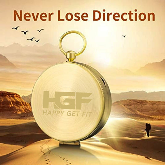 Een Happygetfit-zakkompas, versierd met "HGF" en "Never Lose Direction", staat tegen een woestijnachtergrond. Figuren en vogels versterken de aantrekkingskracht en belichamen de veelzijdigheid van Ontdek de betrouwbare metgezel voor jouw avonturen: Het Happygetfit zakkompas voor buiten navigatie.