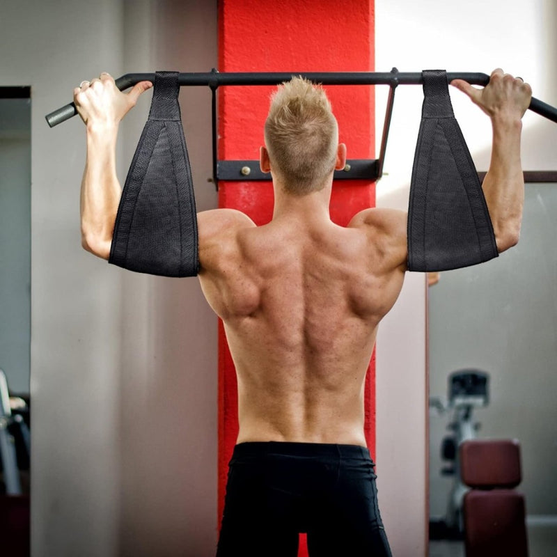 Laad afbeelding in Galerijviewer, Iemand met kort haar doet pull-ups met behulp van het &quot;Ontdek de kracht van de buikspierlussen en krijg de buik van je dromen!&quot; bandjes om hun rompspieren te versterken voor een gewenst sixpack in de sportschool.
