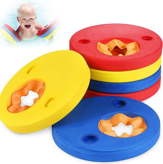 Het gestapelde kleurrijke schuimbad drijft in de kleuren rood, geel en blauw met veiligheidswaarschuwingen. Een inzet toont een lachende baby in het water met 