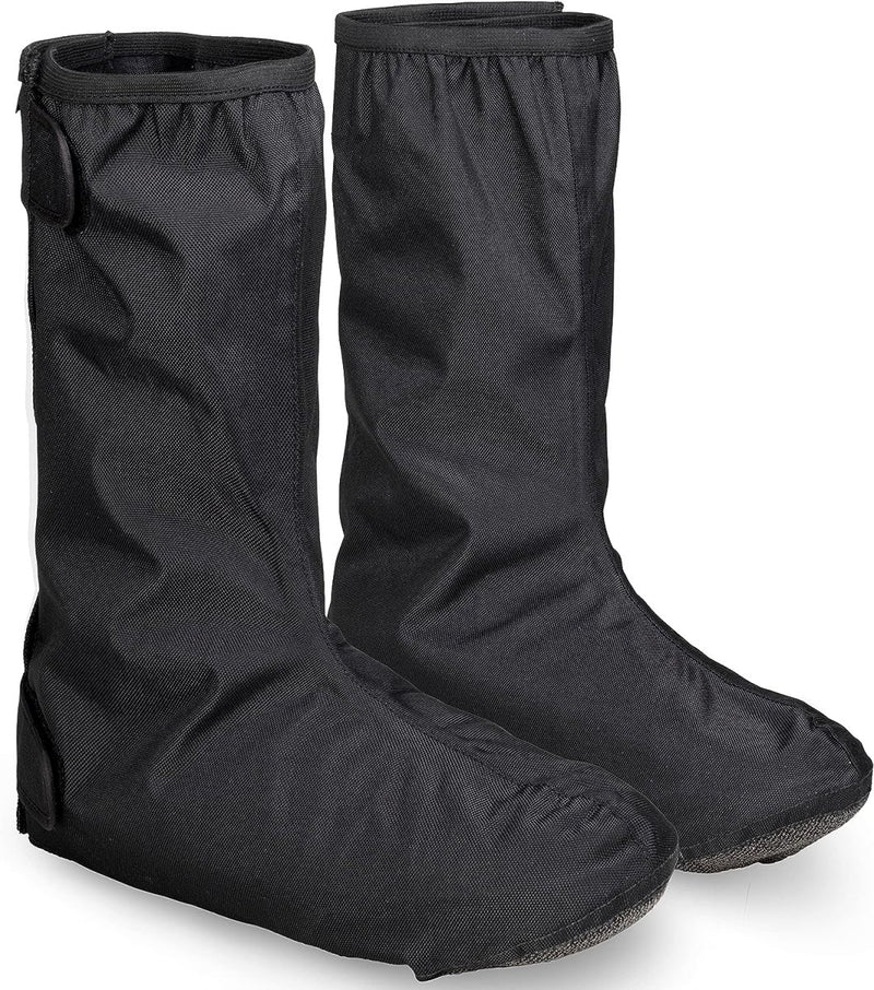 Laad afbeelding in Galerijviewer, Een paar zwarte waterdichte regenoverschoenen voor fietsers met klittenbandsluitingen en profielzolen voor uitstekende bescherming staan rechtop tegen een witte achtergrond, ideaal voor fietsers die hun schoenen droog willen houden.
